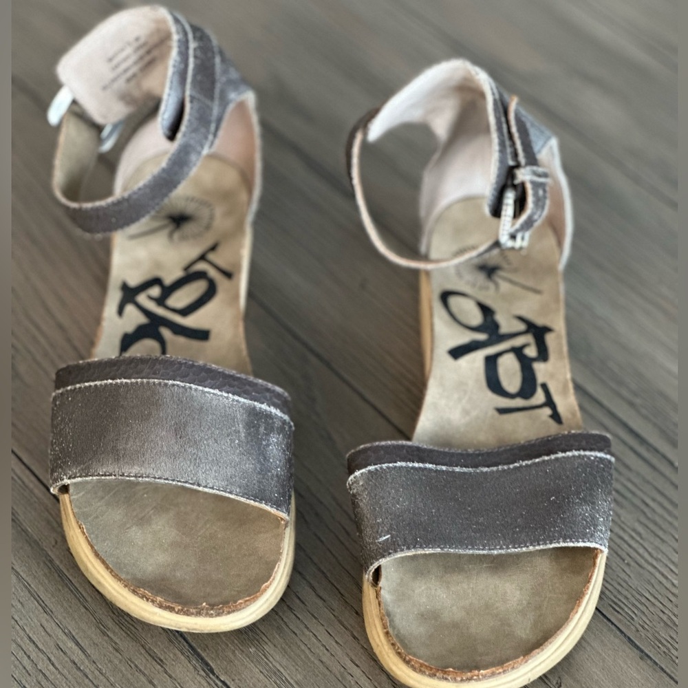 OTBT Women's Soft Metallic Pewter Sandals